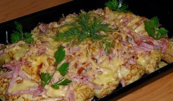 Фаршированные блины, запеченные под сыром