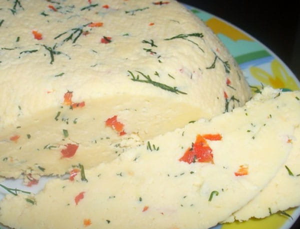 Домашний твердый сыр с перчиком и укропом