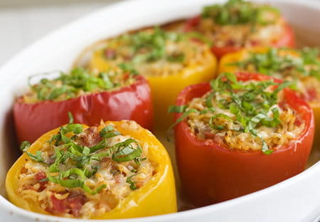 Перец, фаршированный мясом птицы
