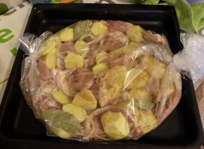 Картошка с мясом в рукаве