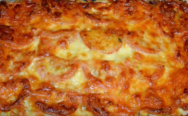 Вкусное картофельное пюре, запеченное с сыром, луком и помидорами
