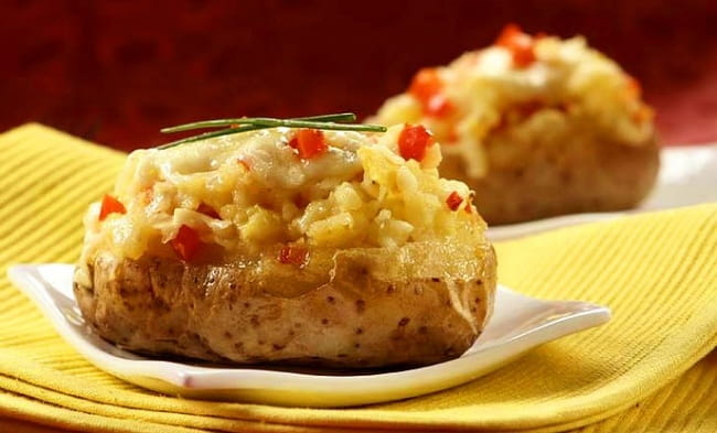 Картофель, фаршированный копченой рыбой
