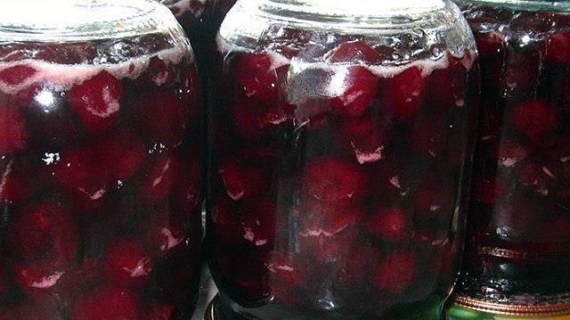 Консервированная вишня в нежном желе