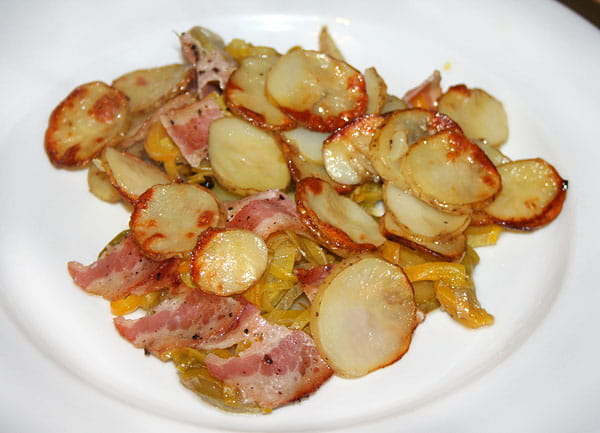 Запеченный молодой картофель с овощами и беконом