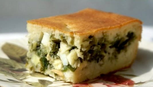 Быстрый (заливной) пирог с зелёным луком и яйцом