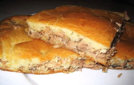 Рыбный пирог из консервы