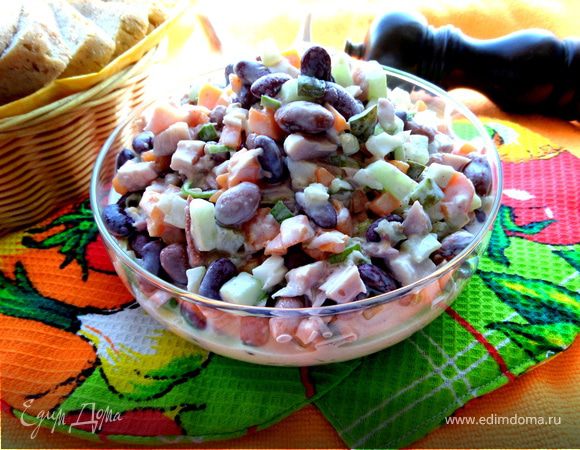 Салат с фасолью и копченой курицей