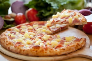 Сладкая пицца с ананасами и сливочным сыром Сладкая пицца с ананасами и сливочным сыром