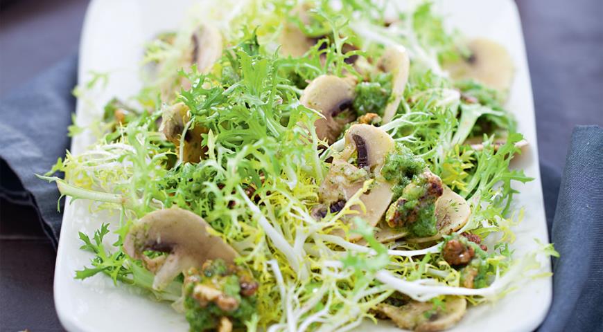 Салат с шампиньонами и орехами