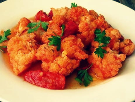 Цветная капуста с сыром и помидорами