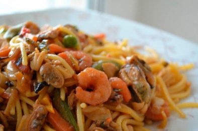 Паста с морепродуктами и соевым соусом