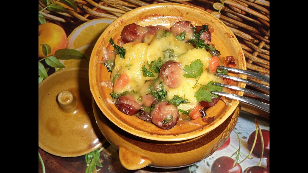 Картошка с сосисками в горшочках