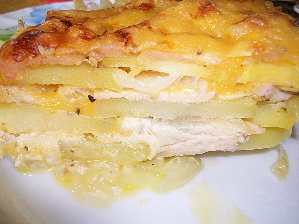 Картофель с куриным мясом в духовке