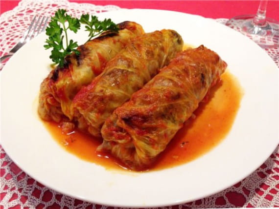 Голубцы с гречкой и грибами под овощным соусом