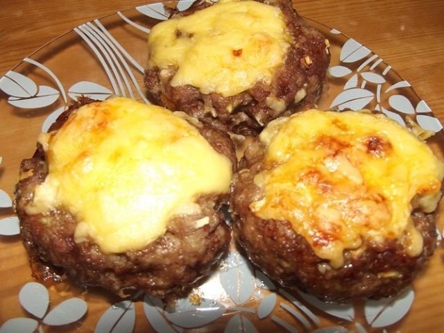 Мясные ватрушки с сыром