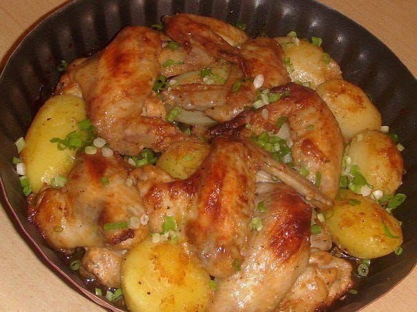 Крылышки, запеченные с картошкой