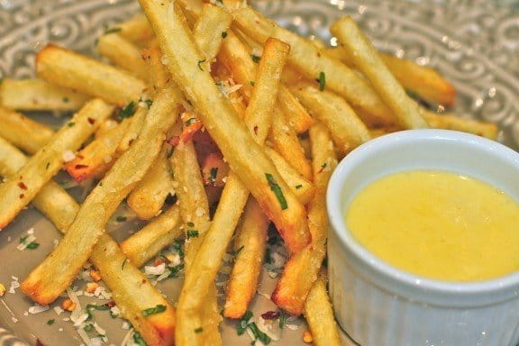 Картофель-фри с красным перцем, чесноком