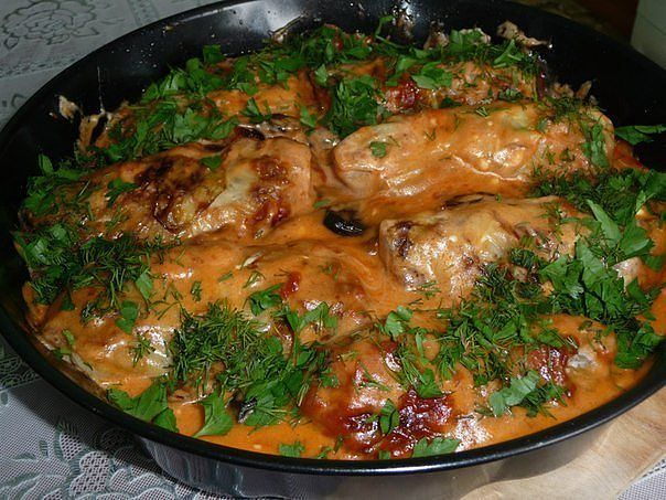 Голубцы с мясом и грибами в соусе с черносливом