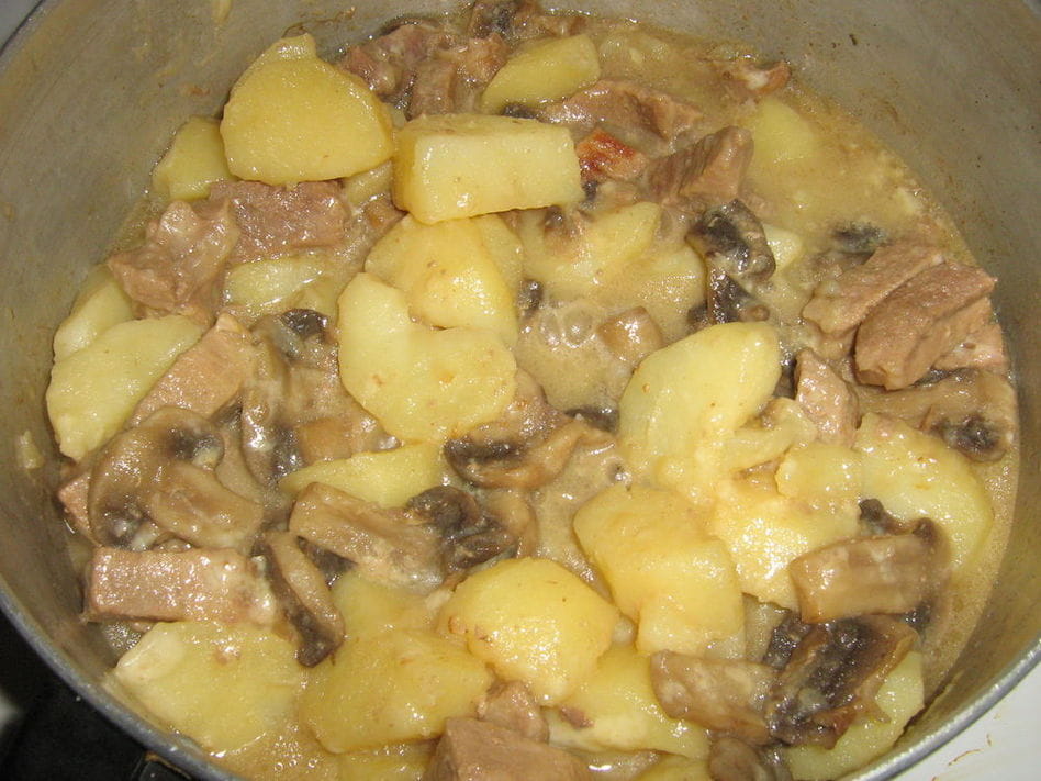 Тушеная картошка с грибами