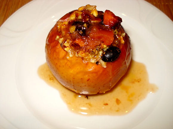Яблоки, запеченные с орехами и медом