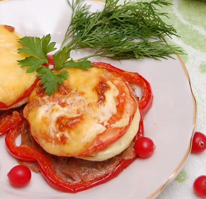 Котлеты в духовке с сыром и овощами
