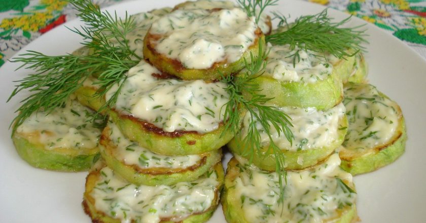 кабачки с соусом