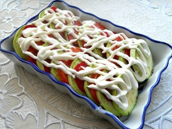 кабачки, запеченные с помидорами и сыром