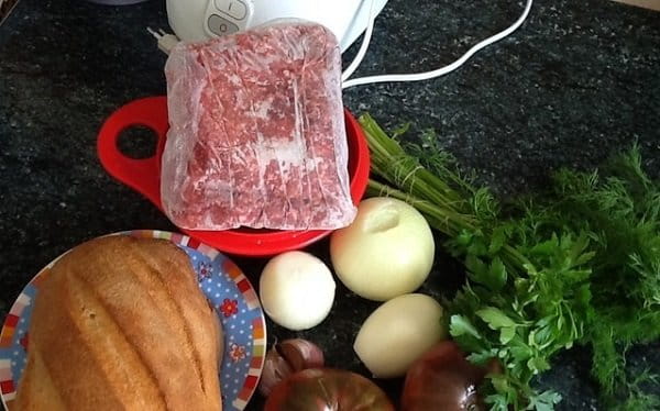 котлеты с помидором и зеленью