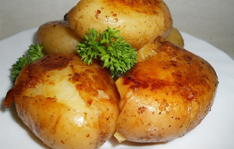 Молодой картофель в кожуре