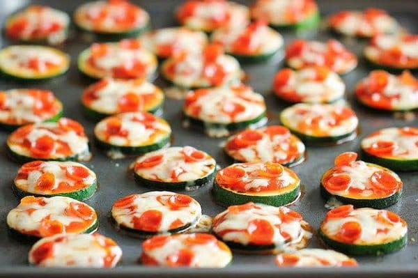 пицца с цукини, моцареллой и помидорами черри