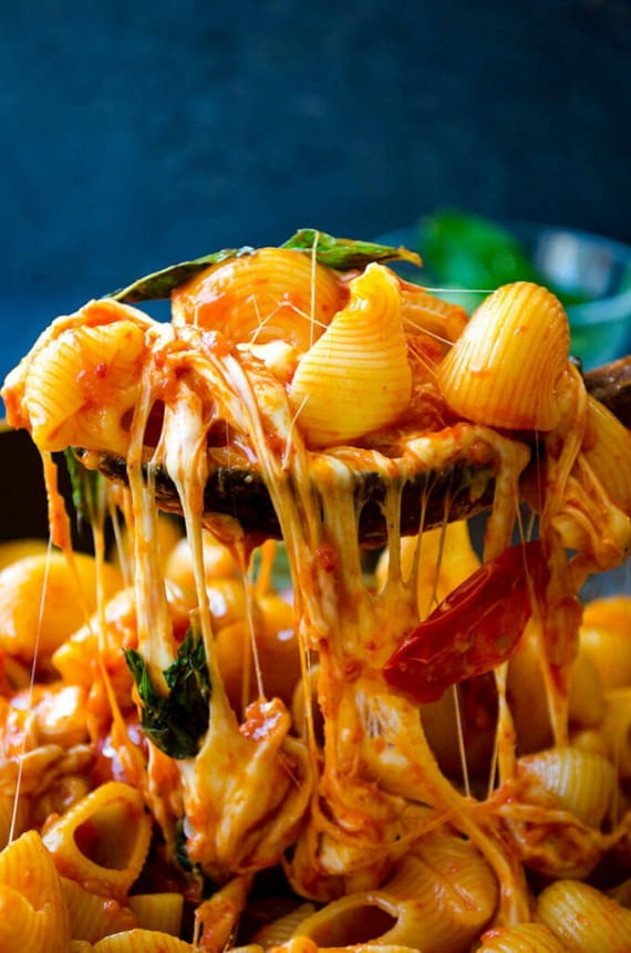 Макароны с моцареллой, томатами