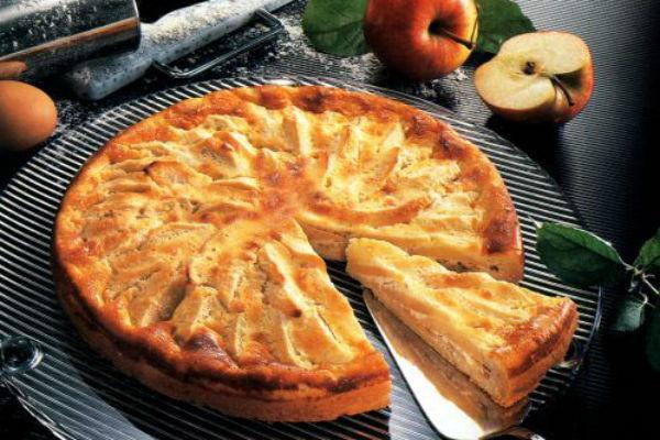 Пирог из творожного теста с яблоками