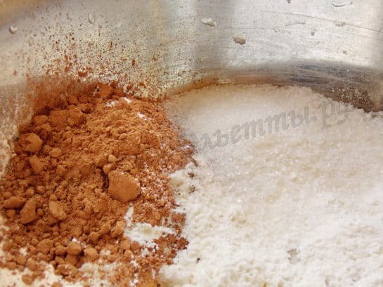 смешиваем муку, сахар, какао
