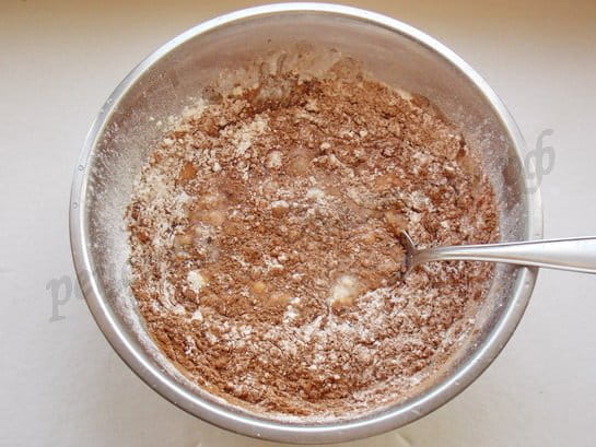 добавляем воду и растительное масло