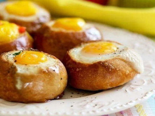 Булочка с начинкой к завтраку
