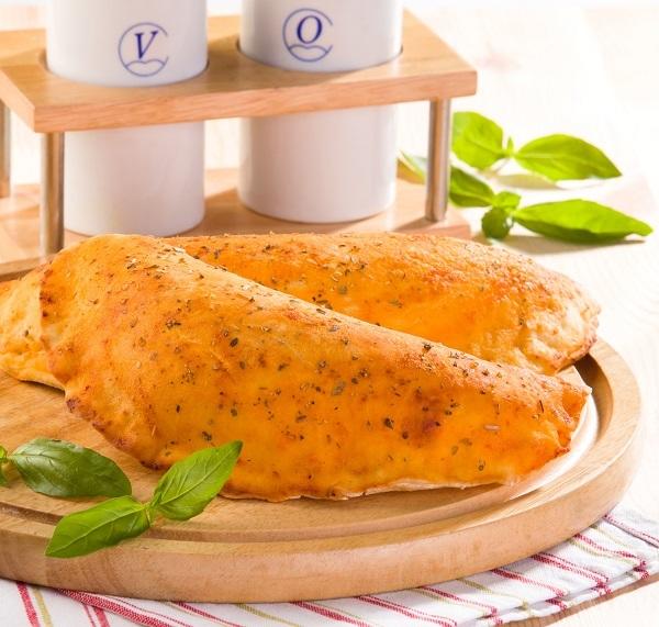 Кальцоне (закрытая пицца) с салями
