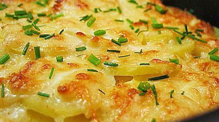 Молодой картофель запеченный под сыром