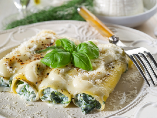 Каннеллони , фаршированные творожным сыром и шпинатом и запеченные под соусом Бешамель