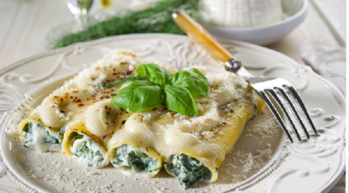 Каннеллони , фаршированные творожным сыром и шпинатом и запеченные под соусом Бешамель