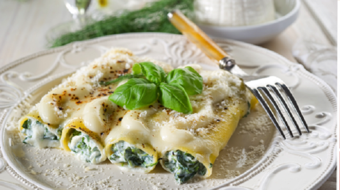 Каннеллони , фаршированные творожным сыром и шпинатом и запеченные под соусом Бешамель