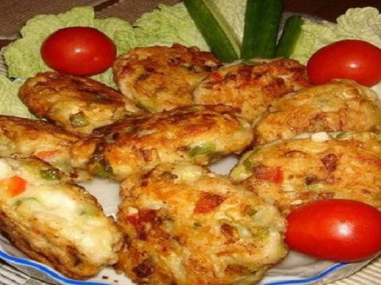 Рецепт очень вкусных и полезных котлет из куриного мяса с овощами и сыром.