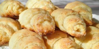 Булочки с яблоком из быстрого теста