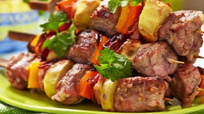 Шашлык, маринованный в кефире или майонезе