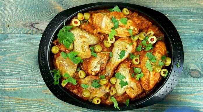 Тушеная курица по-испански