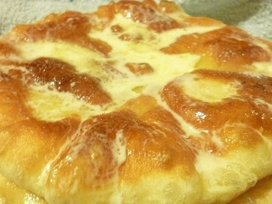 Нежно-румяные пышки со сметаной и сахаром
