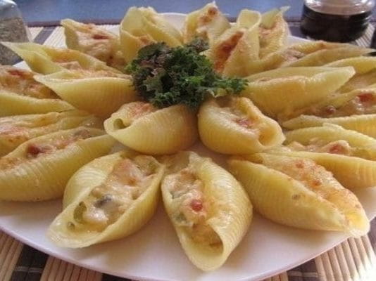 Фаршированные ракушки с соусом бешамель