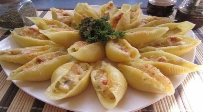 Фаршированные ракушки с соусом бешамель
