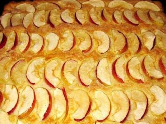 Быстрый песочный пирог с яблоками