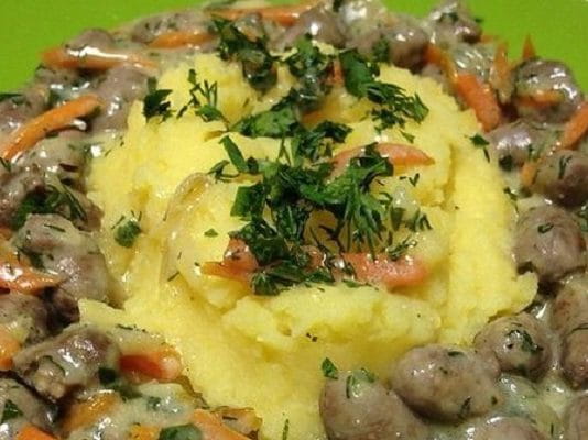 Тушеные куриные сердечки