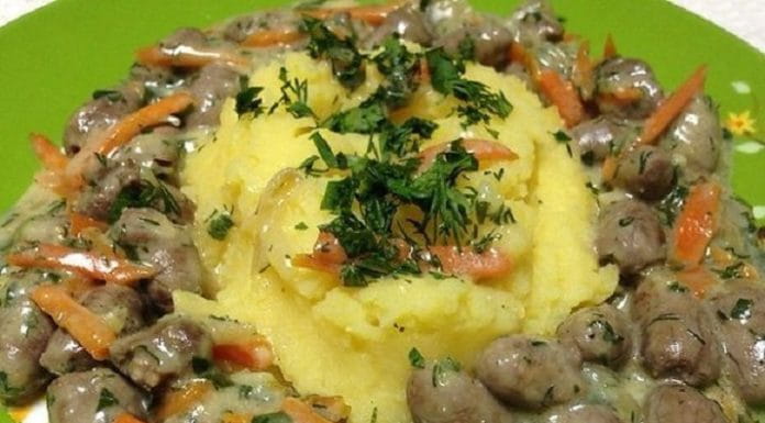 Тушеные куриные сердечки